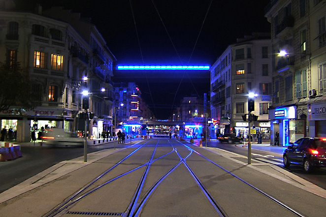 Gunda Foerster, BLUE, Leuchtstofflampen, SNCF Brücken, Nizza | Permanente Arbeit seit 2007_1