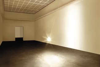 Gunda Forster, PENDULUM, light bulb, 7 pieces in 7 rooms, Kunstverein Hannover, 2001_3