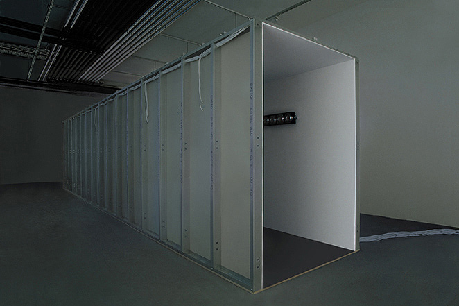 Gunda Forster, TUNNEL, spotlights + sound, 2002_3