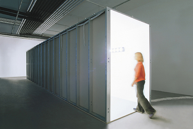 Gunda Forster, TUNNEL, spotlights + sound, 2002_4