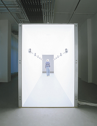 Gunda Forster, TUNNEL, spotlights + sound, 2002_2