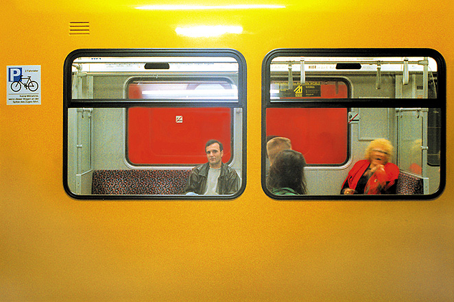 Gunda Forster, SEEING RED, Underground Station Weinmeisterstraße, Berlin, 1994_2