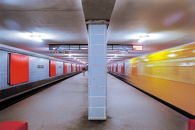 Gunda Forster, SEEING RED, Underground Station Weinmeisterstraße, Berlin, 1994_4
